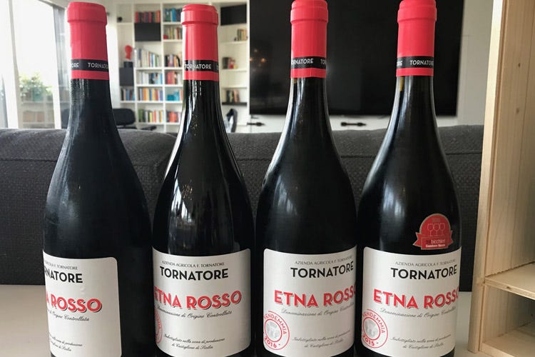 Le bottiglie di Etna Rosso delle Cantine Tornatore (L'identità del vigneto Etna nella cantina di Tornatore)