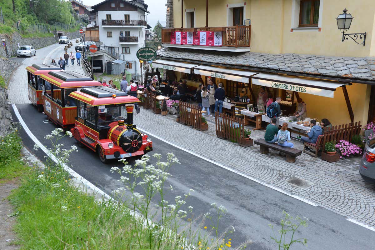 In treno lungo le tappe della cena itinerante Cantine Gourmet a Cogne l'enogastronomia locale tra visite e degustazioni
