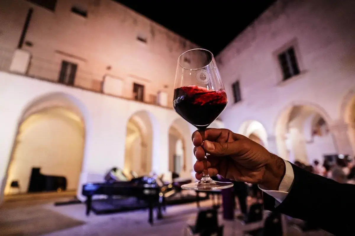 Giorni di festa e degustazone Il canto degli ulivi, quando la musica lirica riempie i calici DA FINIRE