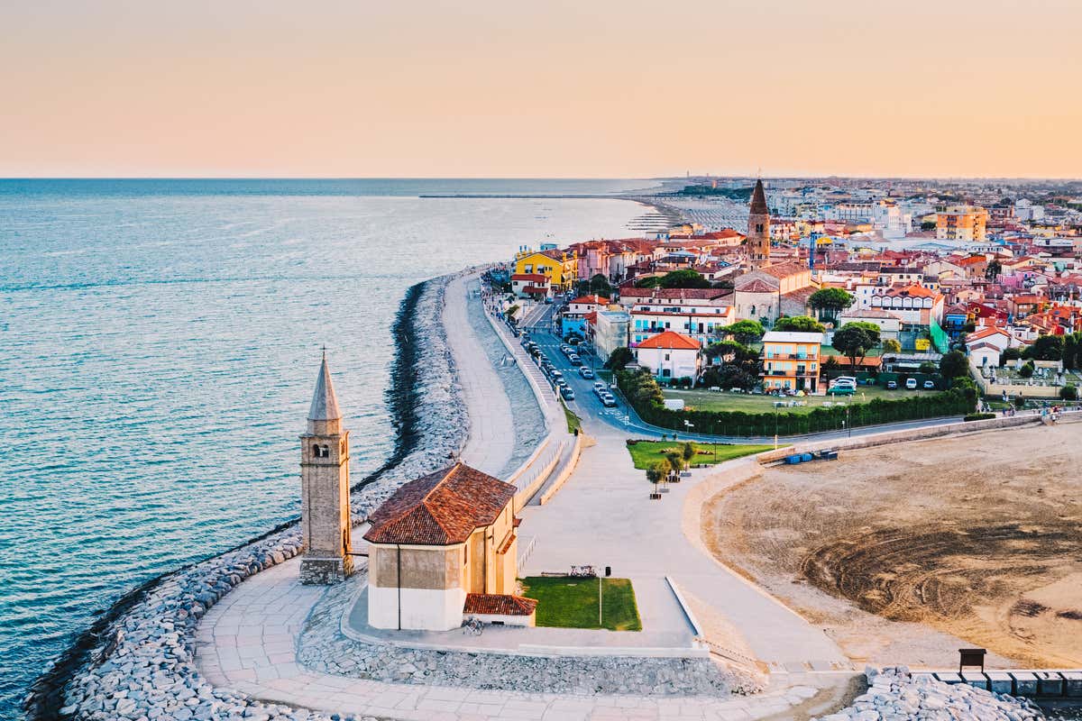 Il Comune di Caorle Caro bollette, Caorle spegne le luci per protesta Il Comune di Caorle Caro bollette, Caorle spegne le luci per protesta