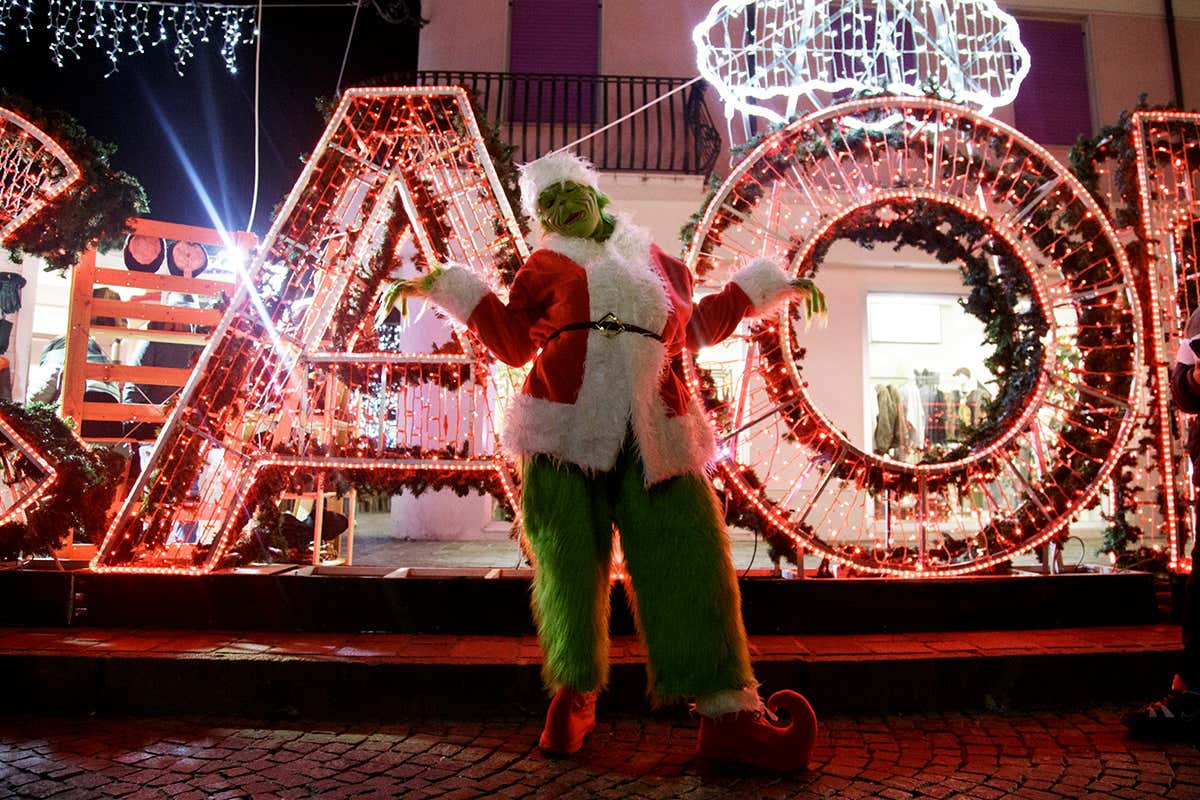 Chinonsò arriva a Caorle: il villaggio del Grinch invade le calli storiche