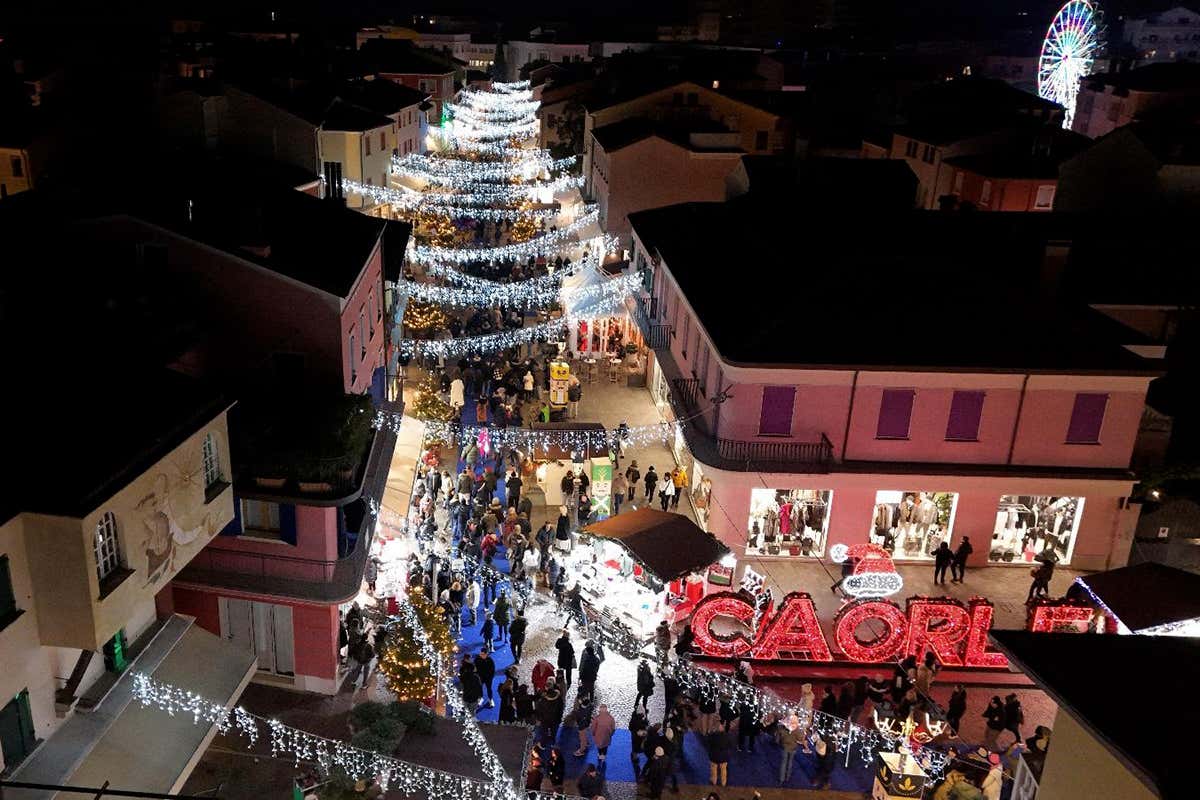 Chinonsò arriva a Caorle: il villaggio del Grinch invade le calli storiche