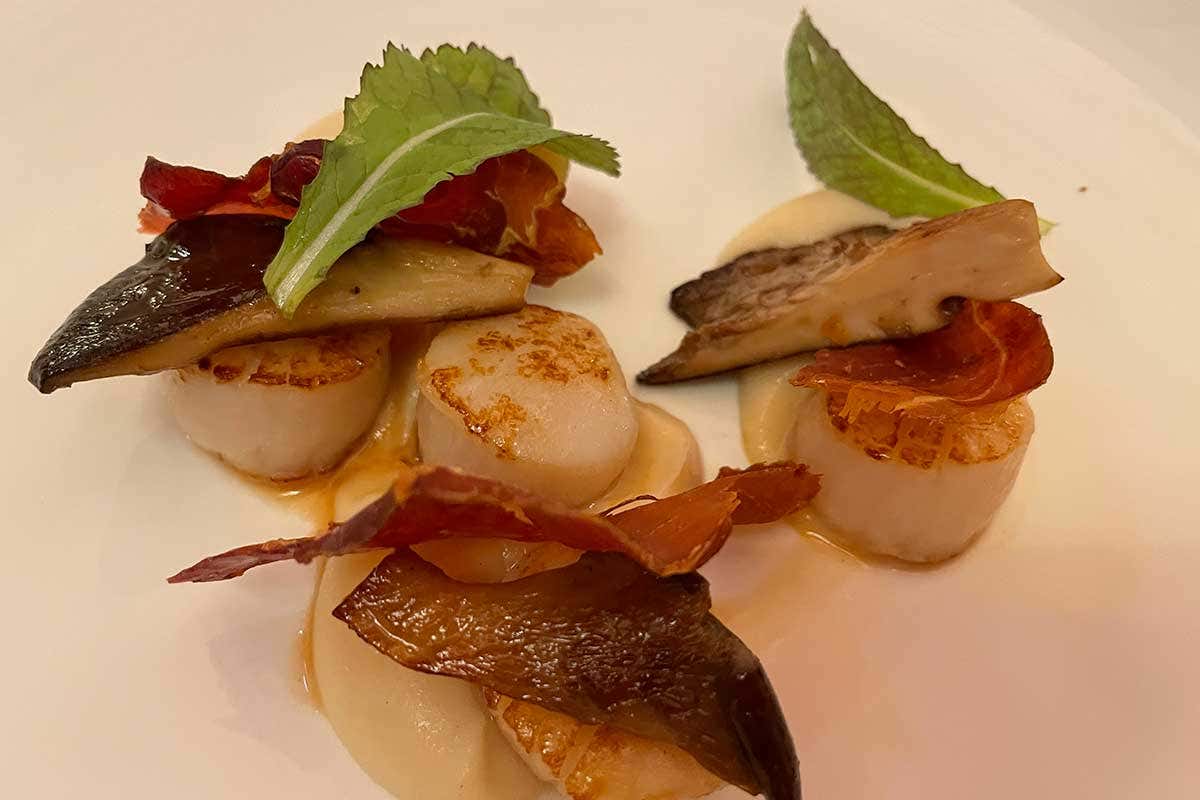 Capasanta cotta nel burro, servita con salsa di sedano rapa, culatello croccante, fungo cardoncello saltato croccante Il Majestic di Bologna cambia faccia: in cucina il giovane Guglielmo Araldi