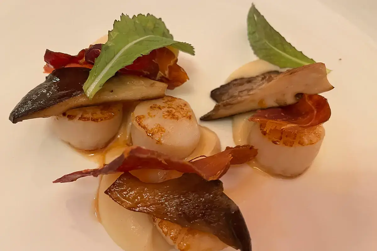 Capasanta cotta nel burro, servita con salsa di sedano rapa, culatello croccante, fungo cardoncello saltato croccante Il Majestic di Bologna cambia faccia: in cucina il giovane Guglielmo Araldi