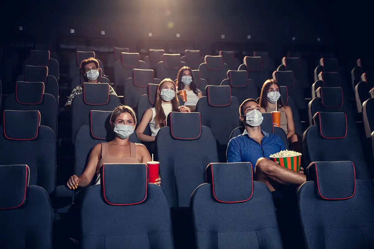 Al cinema, capienza piena Discoteche, si riapre con pi&ugrave; gente. Fino al: 50% di capienza al chiuso. Cinema e teatri al 100%