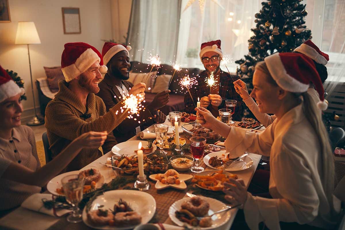 Secondo Coldiretti, l'83% degli italiani festeggerà il Capodanno in casa Per il cenone di Capodanno gli italiani si rifugiano in casa al prezzo di 99 euro a famiglia