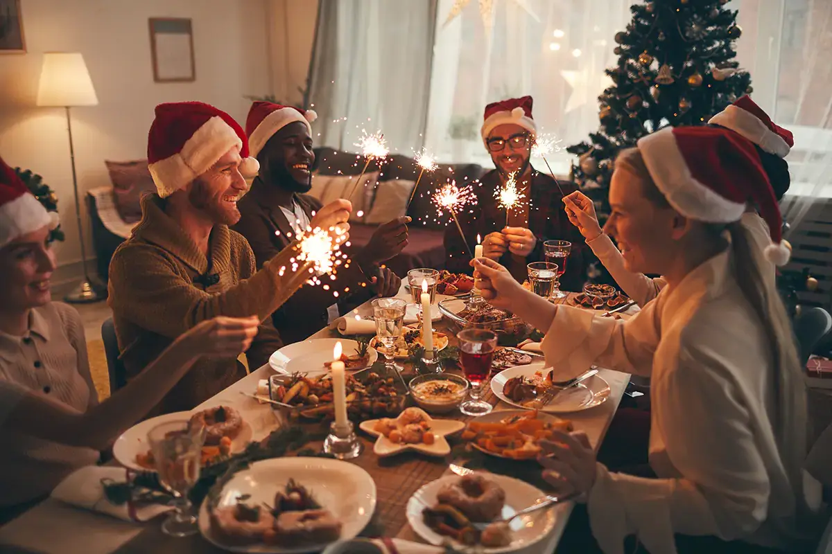 Secondo Coldiretti, l'83% degli italiani festegger&agrave; il Capodanno in casa Per il cenone di Capodanno gli italiani si rifugiano in casa al prezzo di 99 euro a famiglia