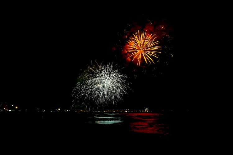 (Capodanno a Riccione in trenoParchi gratis e niente tassa di soggiorno) (Capodanno a Riccione in trenoParchi gratis e niente tassa di soggiorno)
