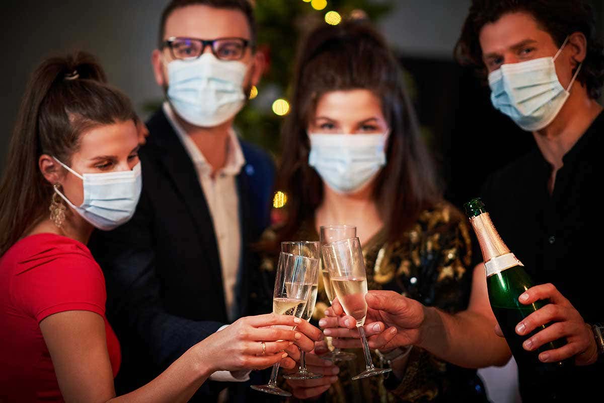 Per l'84% degli italiani per i festeggiamenti di Capodanno non pu&ograve; mancare lo spumante italiano Per il cenone di Capodanno gli italiani si rifugiano in casa al prezzo di 99 euro a famiglia