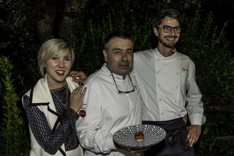 Simone Fracassi tra Marta e Filippo Baroni (Capolavori a Tavola 2019 tra buona cucina e solidariet&agrave;)