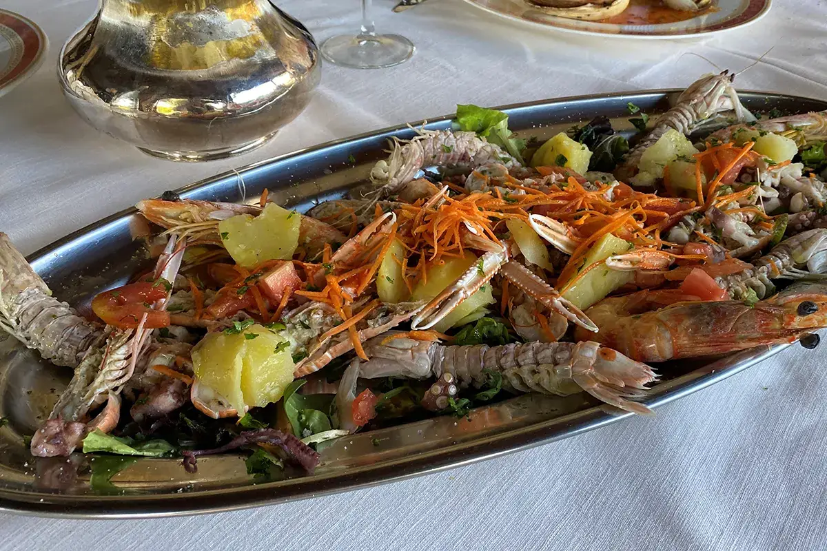 Vassoi di pesce a raffica per deliziare i palati Cappa d'Oro, il tempio del pesce di mare e laguna