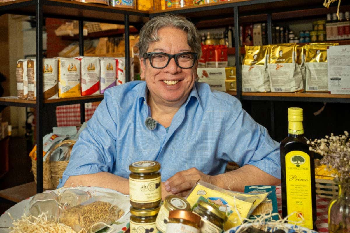 Fabio Cappellano all'interno de Il Tartufo con alcuni prodotti italiani