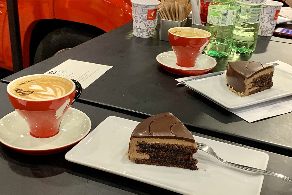 Il cappuccino e la torta Sacher che si sono imposti nella manifestazione Julius Meinl Coffee Tour fa tappa a Milano