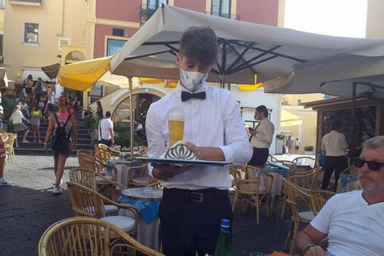 Cameriere con la mascherina in piazzetta a Capri - Campania, multa di mille euro a chi non indossa la mascherina
