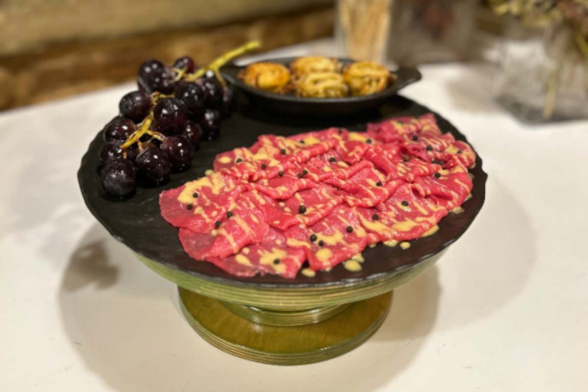 Caravaggio a tavola: quando il chiaroscuro diventa esperienza di gusto Caravaggio a tavola: quando il chiaroscuro diventa esperienza di gusto