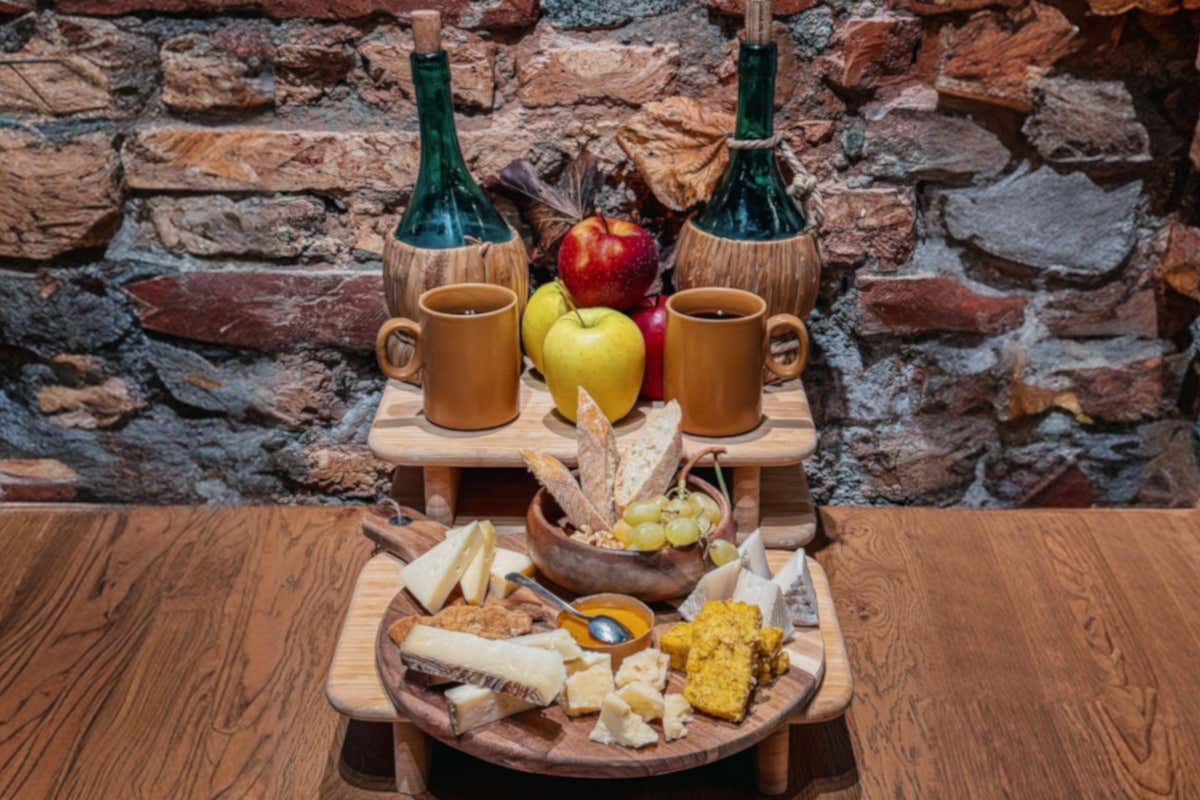 Caravaggio a tavola: quando il chiaroscuro diventa esperienza di gusto Caravaggio a tavola: quando il chiaroscuro diventa esperienza di gusto