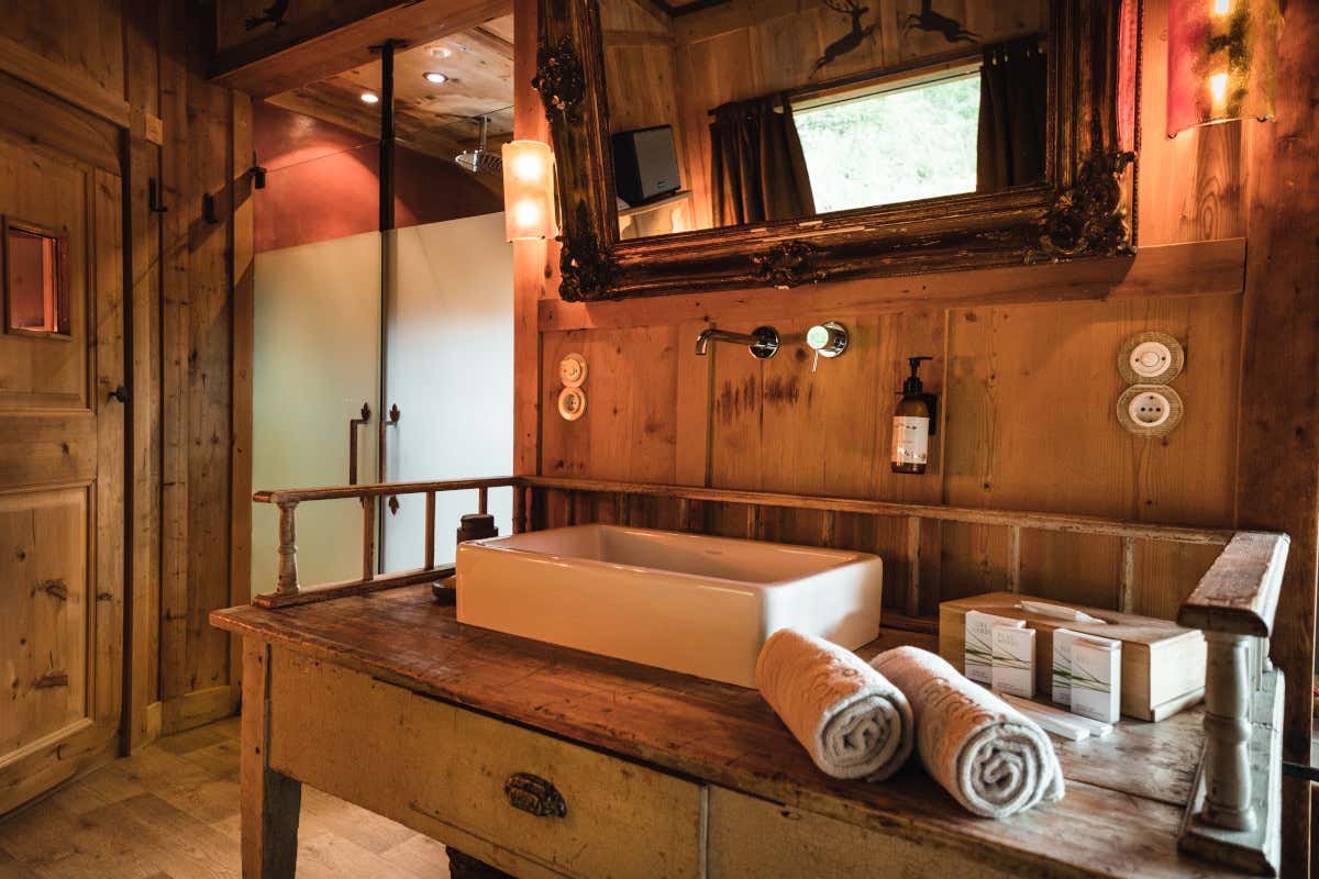 Relax tra gli alberi nelle Dolomiti: l'esperienza unica del Caravan Park Sexten