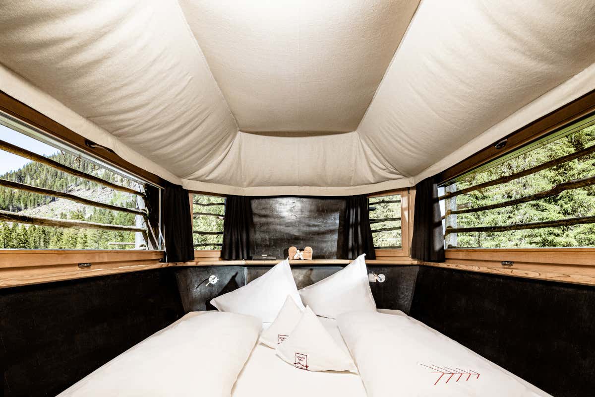 Relax tra gli alberi nelle Dolomiti: l'esperienza unica del Caravan Park Sexten