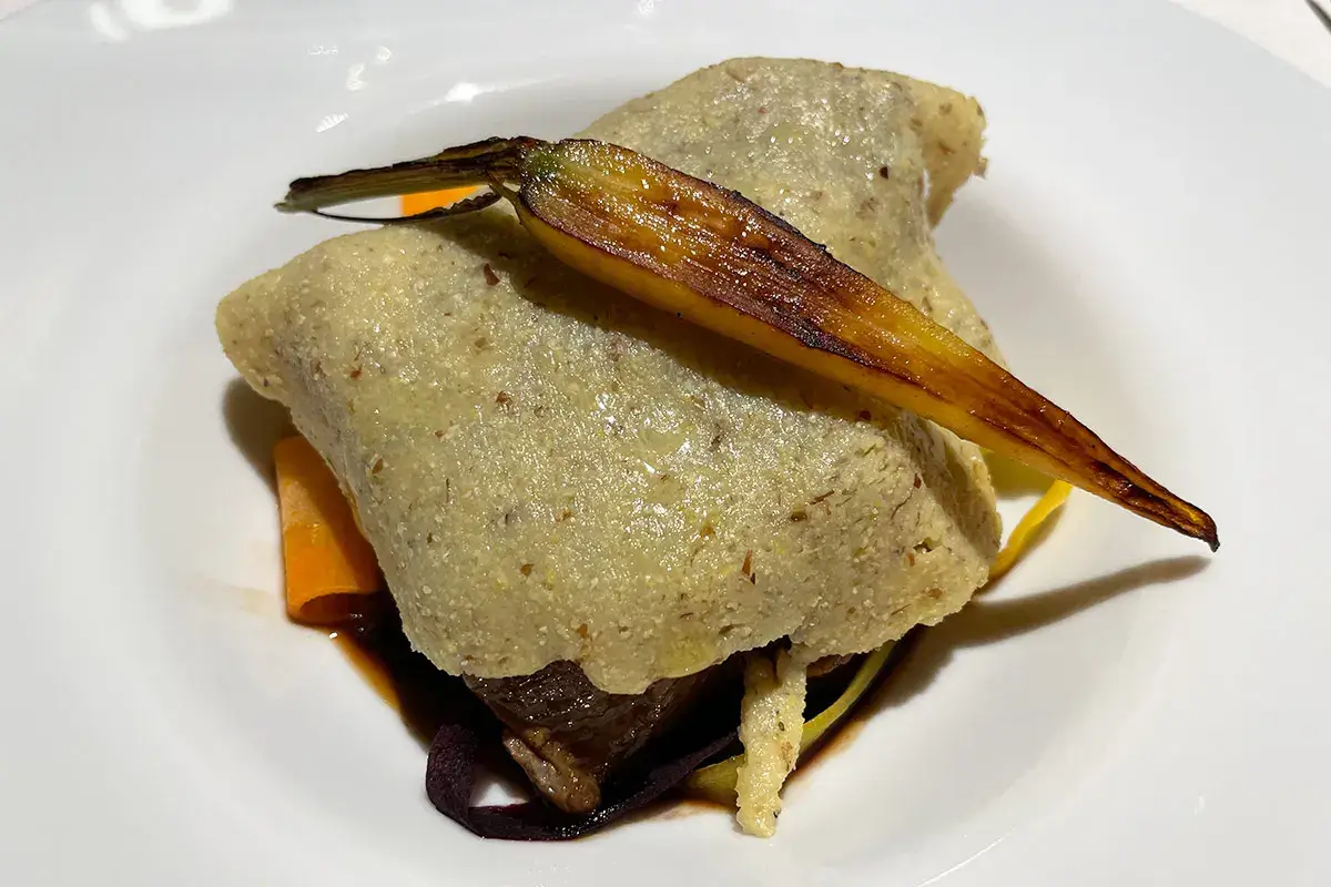 Carbonada di vitello con polenta e carote Dall'hotel alla Loge sui campi da sci, [Le Massif vince anche grazie all'alta cucina]