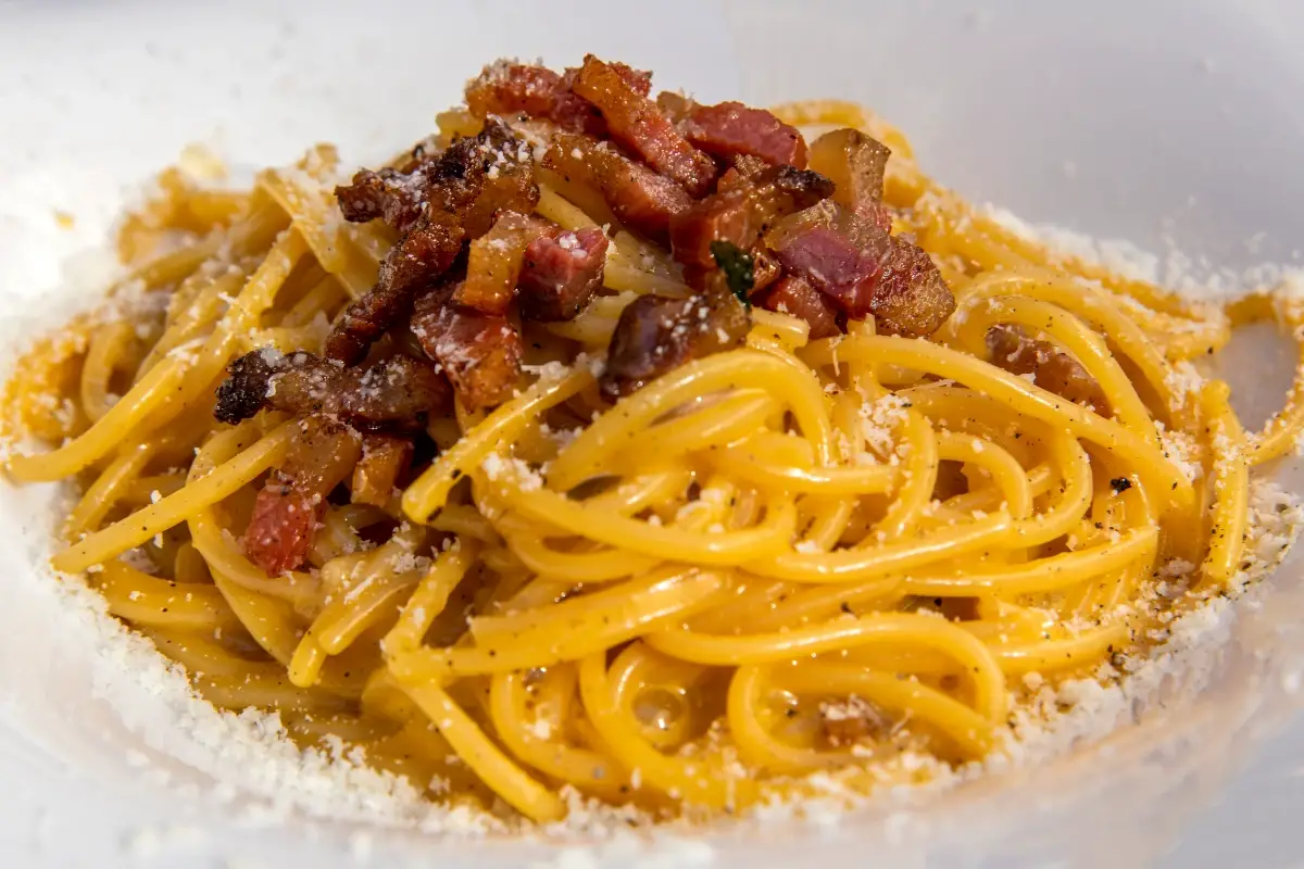 Piatto di pasta alla carbonara Viaggio a Roma alla scoperta della Carbonara, la pi&ugrave; amata dagli italiani