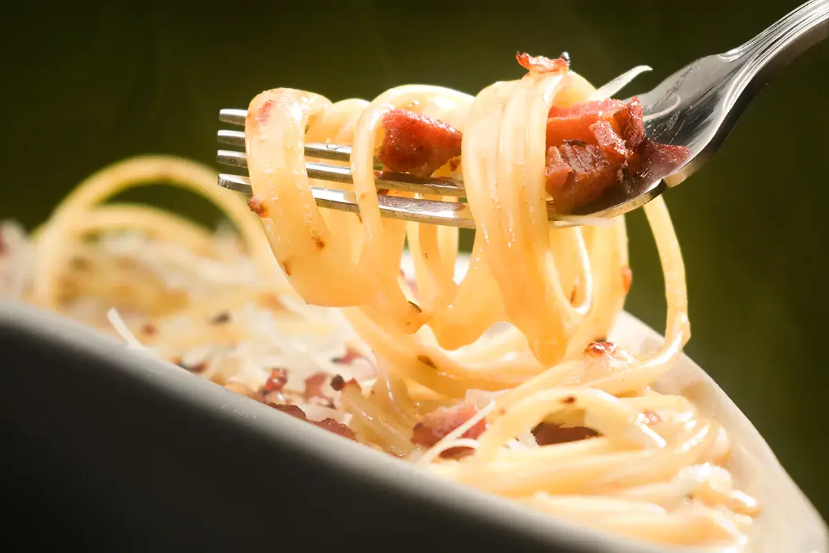 Un piatto di carbonara. La ricetta originaria &egrave; dello chef bolognese Renato Gualandi Le origini della Carbonara rivivono nella rievocazione storica al Grand Hotel Des Bains