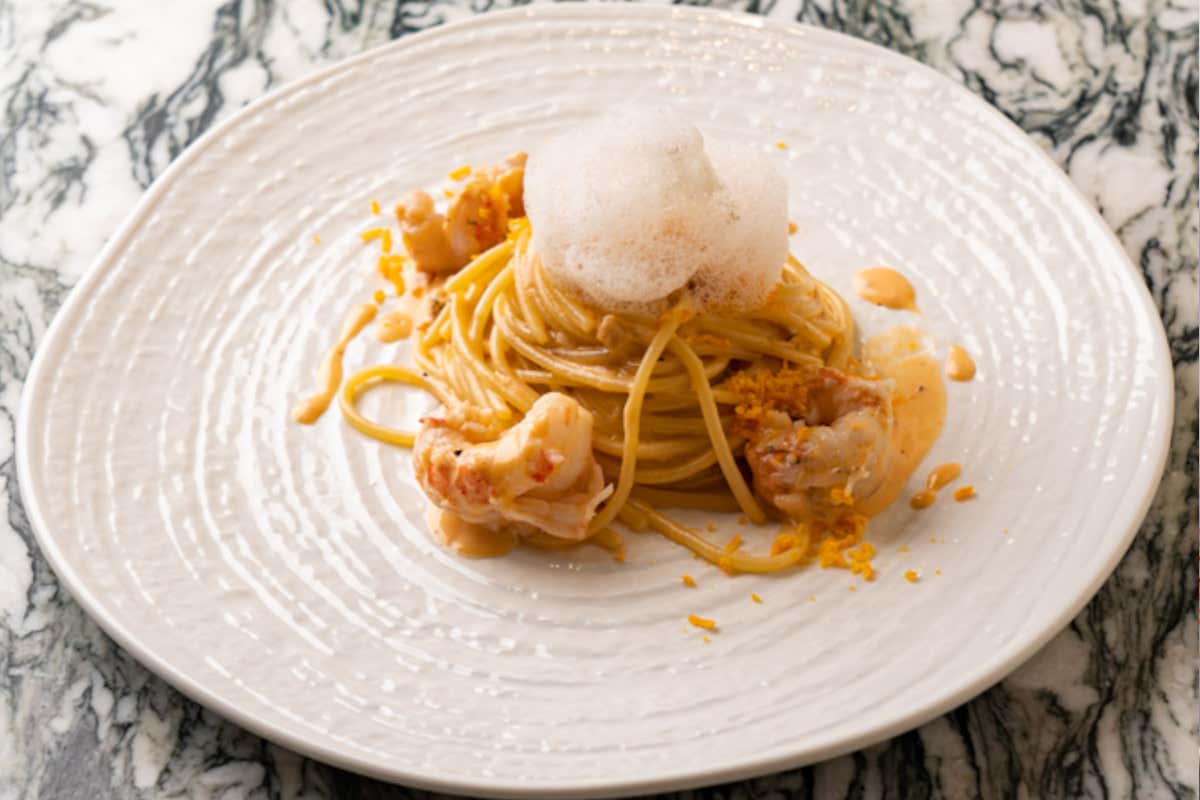 Carbonara di scampi con schiuma alla pancetta e tuorlo d’uovo marinato