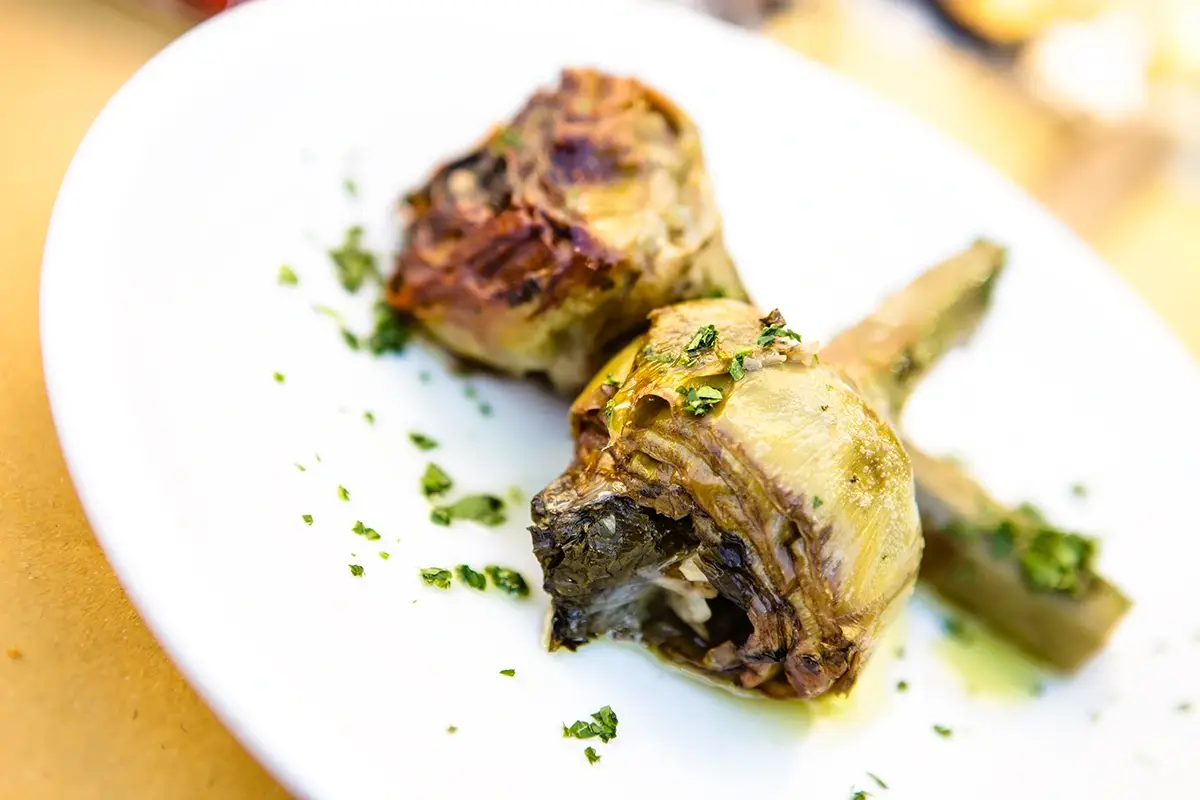 Carciofi alla romana &ldquo;Panza mia fatte capanna&rdquo;: alla scoperta dell&rsquo;enogastronomia laziale