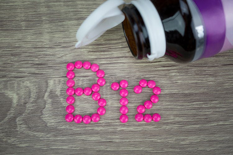 (La carenza di vitamina B12 nel sangue provoca fatica, capogiri e pallore)