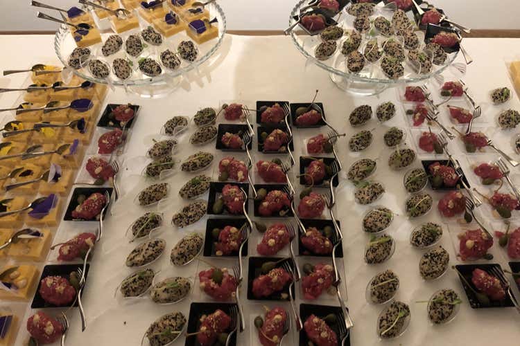 il buffet offerto all'inaugurazione del locale (Apre a Bologna il caffè artistico del pasticcere Sebastiano Caridi)