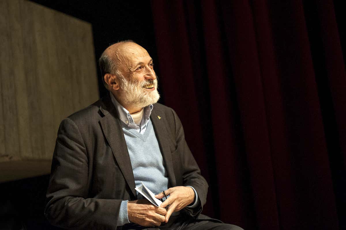 Lutto nel mondo enogastronomico: addio a Carlo Petrini, fondatore di Slow Food Lutto nel mondo enogastronomico: addio a Carlo Petrini, fondatore di Slow Food