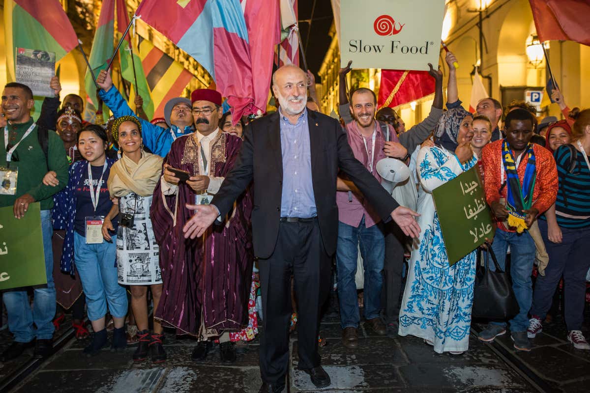 Lutto nel mondo enogastronomico: addio a Carlo Petrini, fondatore di Slow Food Lutto nel mondo enogastronomico: addio a Carlo Petrini, fondatore di Slow Food