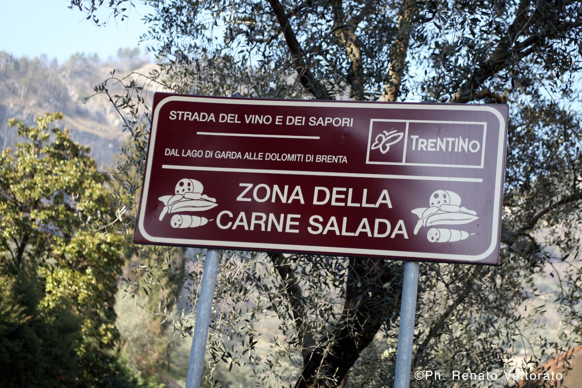 Carne salada - il cartello che indica la zona - Foto di Renato Vettorato L'Alto Garda: giù le mani dalla carne salada
