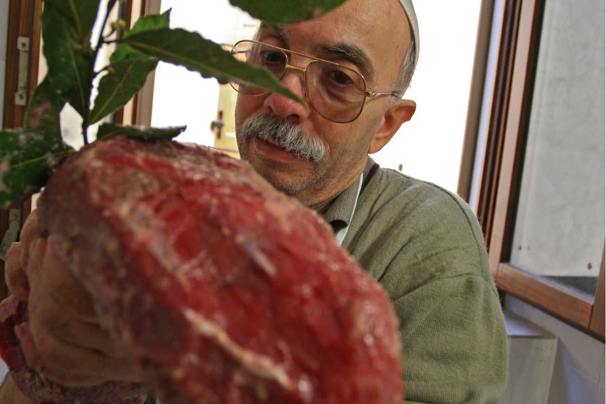 Giorgio Benini intento a preparare la carne salda - Foto Renato Vettorato L'Alto Garda: gi&ugrave; le mani dalla carne salada