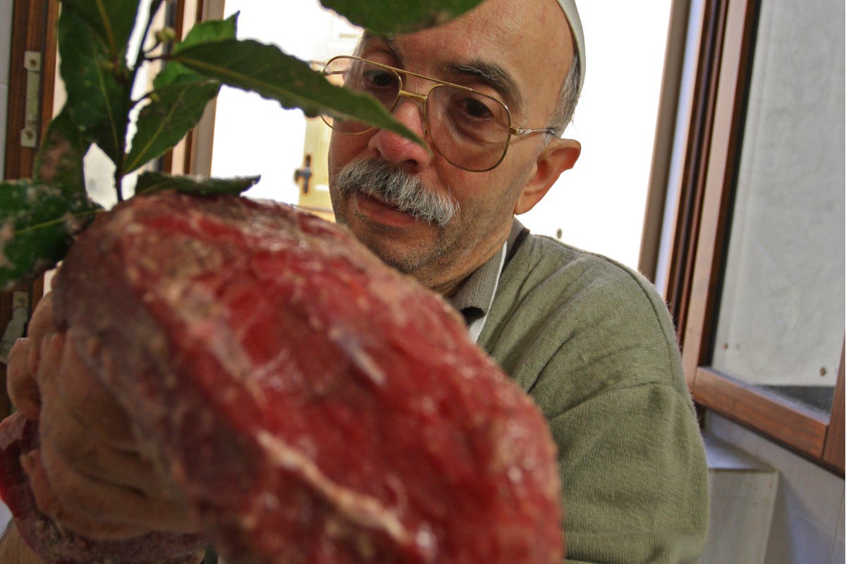 Giorgio Benini intento a preparare la carne salda - Foto Renato Vettorato L'Alto Garda: giù le mani dalla carne salada