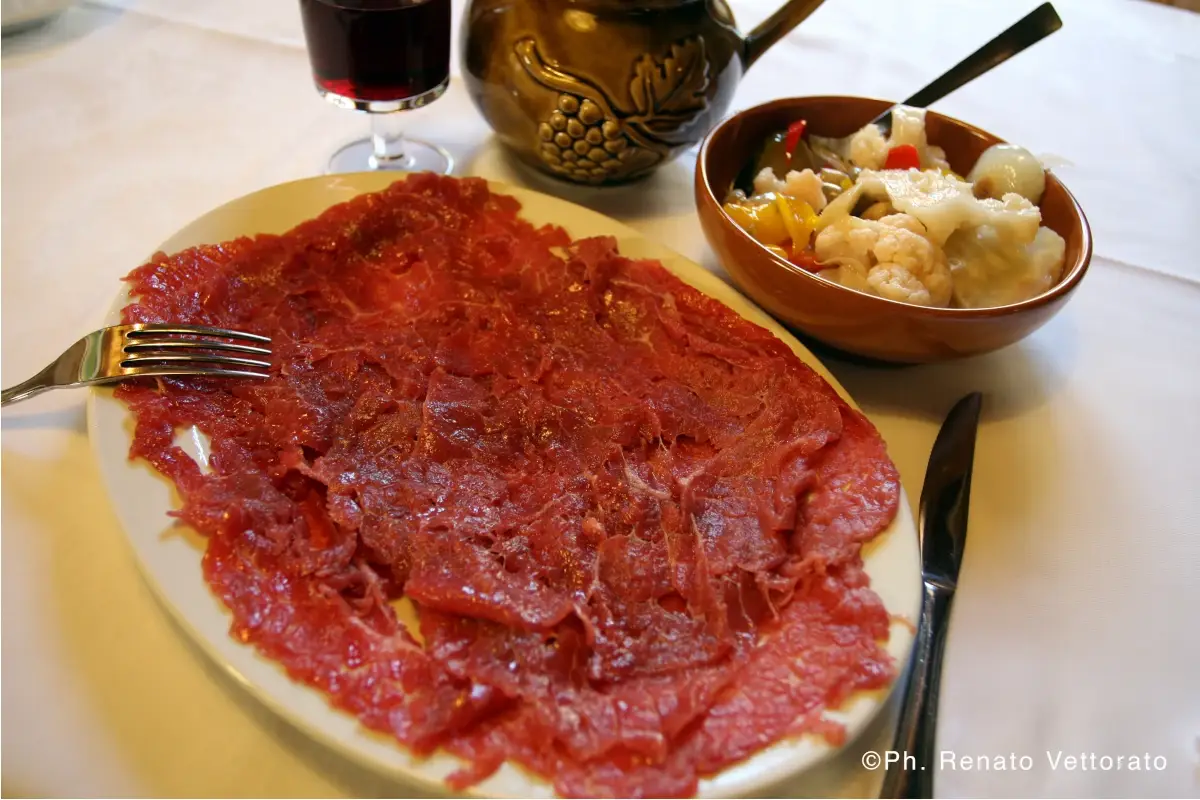 Piatto pronto di carne salada - Foto Renato Vettorato L'Alto Garda: gi&ugrave; le mani dalla carne salada