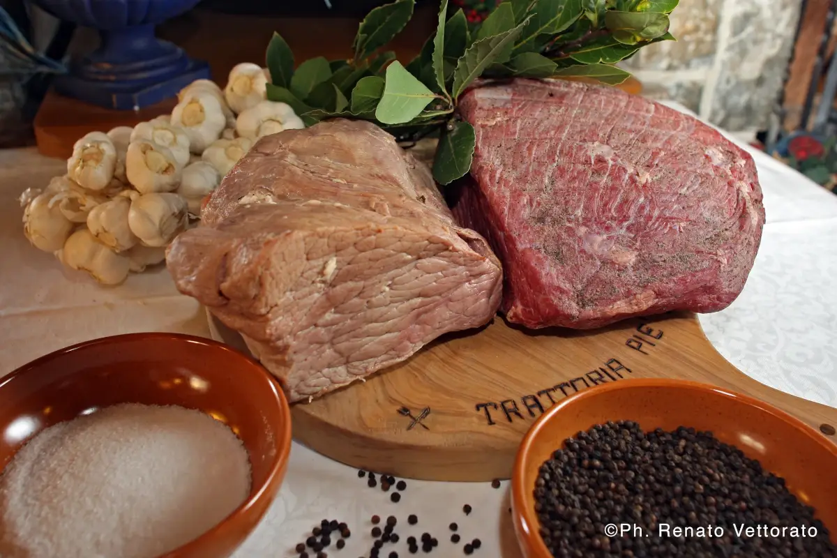 Le fasi della preparazione della carne salada - foto Renato Vettorato L'Alto Garda: gi&ugrave; le mani dalla carne salada