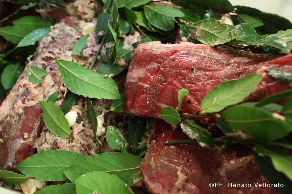 Carne salada - foto Renato Vettorato L'Alto Garda: gi&ugrave; le mani dalla carne salada
