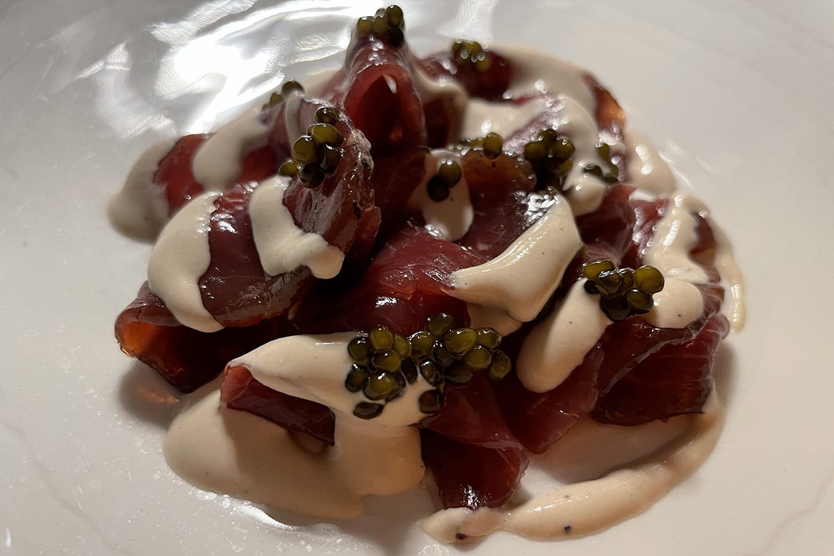 Carne salada di bue rosso con caviale Somu, a Baja Sardinia aperti in inverno: il coraggio vale la stella