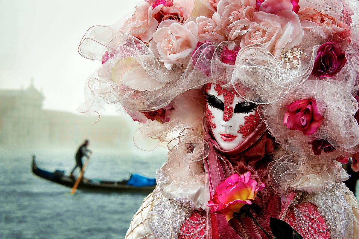 La magia del Carnevale di Venezia In Italia non si rinuncia al carnevale tra maschere, sfilate ridotte e dolci