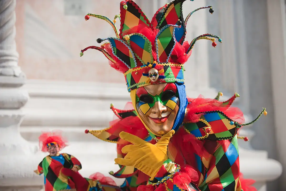 A Bergamo guai a toccare Arlecchino&nbsp; Da Arlecchino a Pulcinella, le maschere carnevalesche &ldquo;minacciate&rdquo; da Halloween