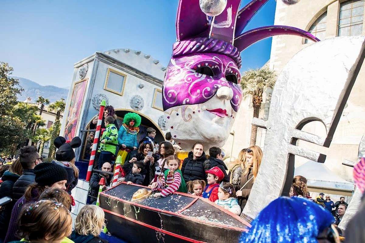 I carri allegorici rievocano l’atmosfera ottocentesca del Carnevale di Arco