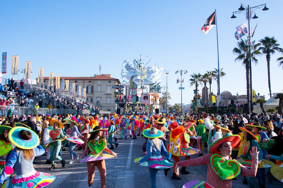Un momento del Corso Mascherato  I 150 anni del Carnevale di Viareggio: storia curiosità ed eventi