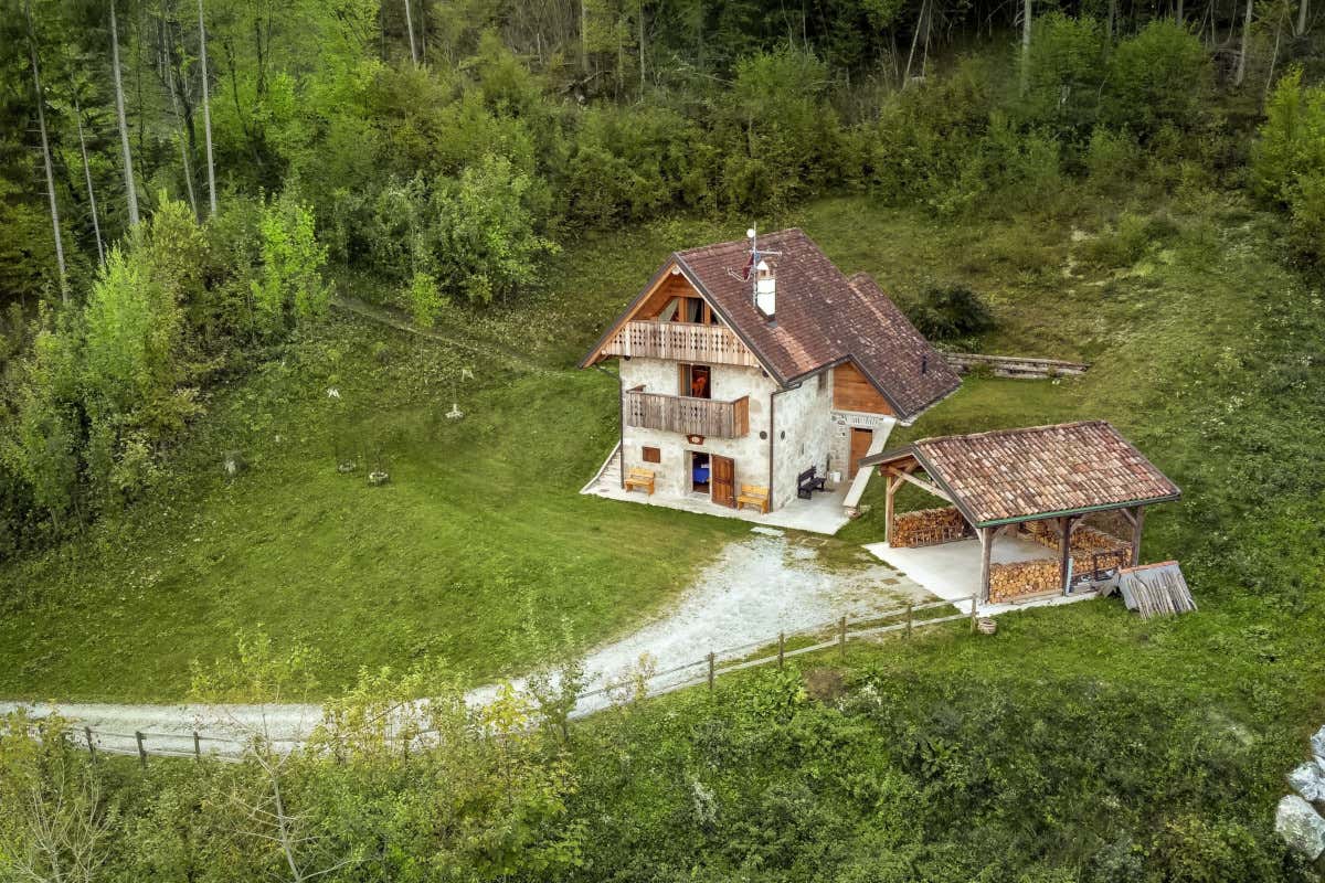 Gli alberghi diffusi valorizzano borghi storici con ospitalità integrata nel territorio