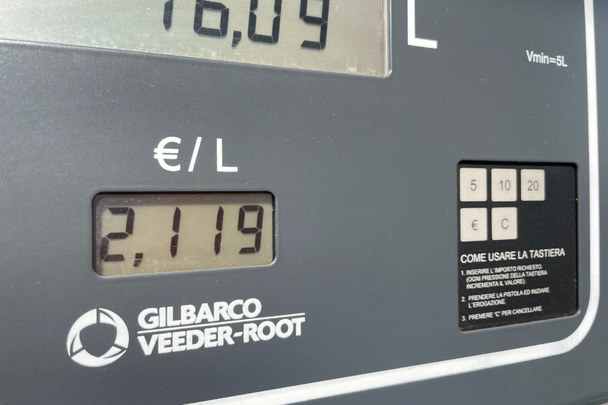 Prezzo di un litro di diesel in un distributore della Bergamasca Benzina alle stelle: così il turismo si ferma