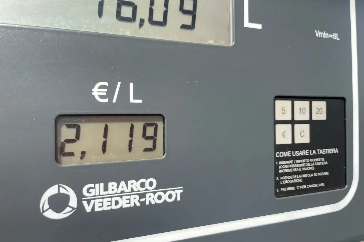 Prezzo di un litro di diesel in un distributore della Bergamasca Benzina alle stelle: cos&igrave; il turismo si ferma