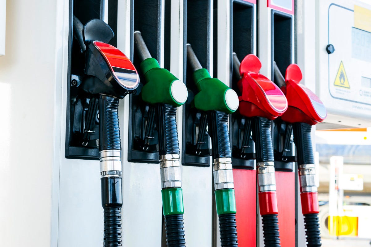 Mattarella firma il decreto carburanti: c’è l’obbligo di esporre il prezzo medio