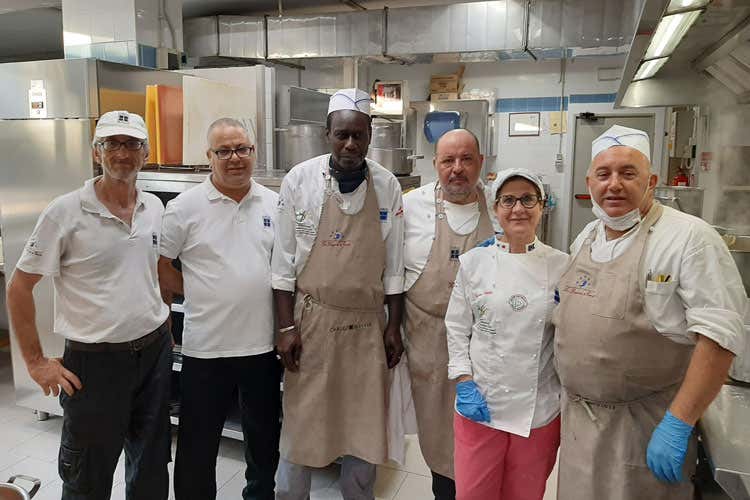 La brigata del ristorante dell'Ecoresort Le Sirené - Vacanze d'autunno in Salento negli alberghi del Gruppo Caroli