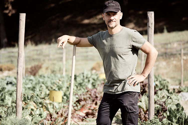 Enrico Costanza (La carota bianca del Roero recuperata nell'orto di Crippa)