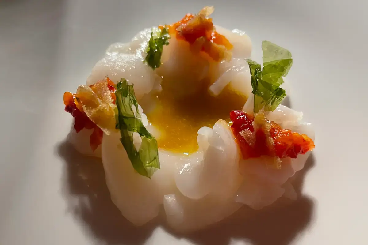 Carpaccio di Capasanta  Al Santamonica di Genova tanta Liguria nel piatto, ma non convenzionale