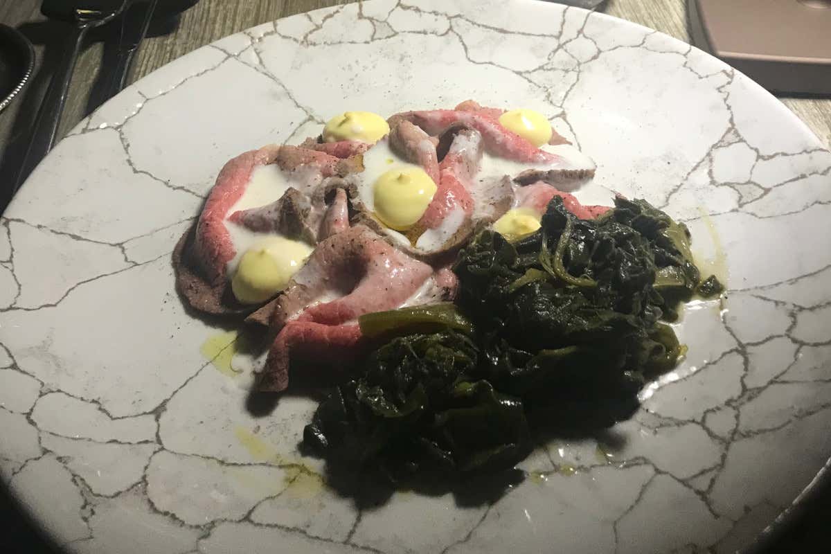 Il carpaccio di manzo La Società, incontrarsi a Milano tra sapori e profumi Il carpaccio di manzo La Società, incontrarsi a Milano tra sapori e profumi